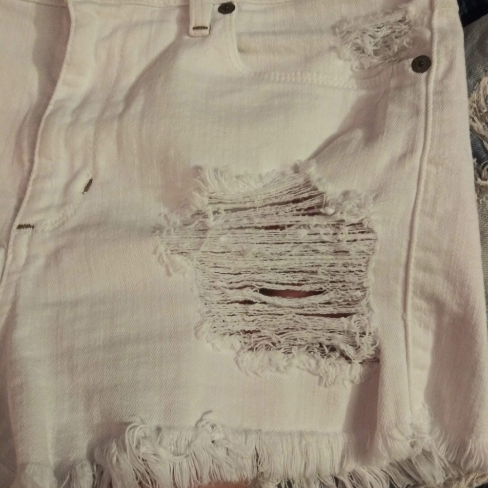 Guess white distressed short shorts! - Picture 5 of 6